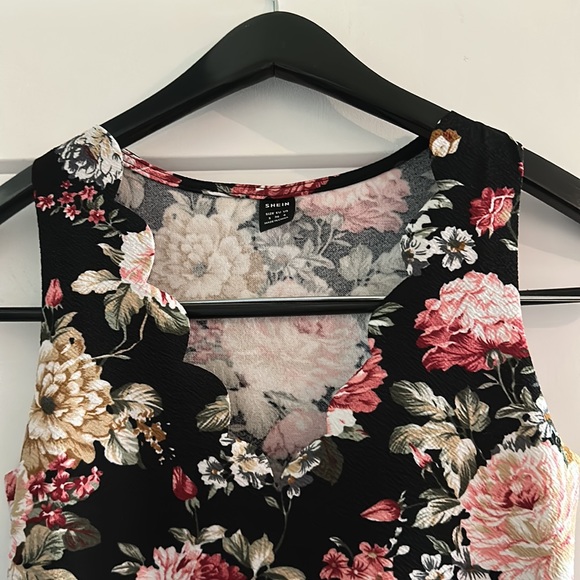 Shein women’s Scalloped v neck floral tank top - Picture 2 of 3